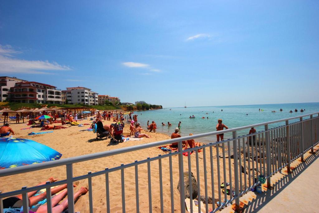 Menada Luxor Apartments Sveti Vlas Buitenkant foto